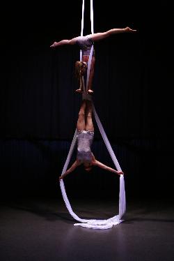 the flying reflection (Duo-Vertikaltuch mit Luzia Bonilla)